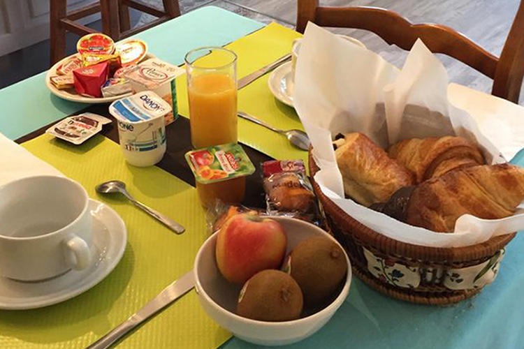 Profite d'un bon petit déjeuner durant votre séjour à l'hôtel du Midi